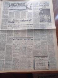 Halkçı Gazete - 11 Aralık 1954 - Toprak Kanunu Tadil Ediliyor - Baroda Bugün Seçim Var - Sedat Simavi Anılıyor - Kıbrıs İşi Etrafında Yunan Gayreti - Yabancı Memleketlerden Posta İle Gelen Çekleri Çalan Bir Şebeke - Kızılların Elindeki Türk Askerleri - Mısır Kraliçesi Neriman İle Evlenmek İsteyen Şeyh - Atatürk'e Dil Uzatan At Sırtındaki Hayalet Kitabı - Kars Yayla Gecesi - Kıbrıs Türk'tür Takvimi Hazırlandı - Ankara'da Bugünkü At Yarışları - Cinlerle Güreşler Bu Gece - Hüseyin Cahit Yalçın'ın 50 Yıllık Siyasi Hatıraları Meşrutiyet Devri Ve Sonrası Yazı Dizisi - Manon Operası - Baykara'nın Serüvenleri Baykara Hollywood'da Resimli Roman - Mary Pickford Hayatını Anlatıyor Yazı Dizisi - Dost Mu Düşman Mı Yazan Oreste Pinto Yazı Dizisi - Ölü Kafası Pelerin Altında İşlenen Cinayet Yazan Ketlin Veyd Yazı Dizisi - Gençlerbirliği Güneş Maçı Bugün - 1958 Dünya Şampiyonası - Fenerbahçe Beyoğluspor'u 8 0 Yendi