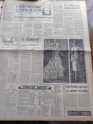 Halkçı Gazete - 28 Aralık 1954 - Mendes France Güven Oyu Aldı - Almanya'nın NATO'ya Alınması Fransız Milli Meclisinde Gece Tasdik Edildi - Atatürk'ün Ankara'ya Gelişi Dün Büyük Bir Törenle Yapıldı - Almanya'nın Silahlanması İçin Oylama Yapılacak - Türk Polisi Büyük Bir Şebekenin Peşinde - Başbakan Adnan Menderes Soğuk Hava Tesislerini Açtı - Tahsin Ve Necmi İsimli İki Arkadaş Atletle Opera Seyretmiş - Ölüm Tuzağı Mısır Ehramları Arasında Yazan Cyril Beaton Yazı Dizisi- Meşhur Bir Fransız Arkeologu Profesör Parrot Şehrimizde - Japonya'ya Komünist Çin'in Barış Teklifi - Hüseyin Cahit Yalçın'ın 50 Yıllık Siyasi Hatıraları Meşrutiyet Devri Ve Sonrası Yazı Dizisi - Eğer Papa Ölürse Vatikan'da Neler Olacak - Mary Pickford Hayatını Anlatıyor Yazı Dizisi - Ana Kraliçe İçin Özel Ve Şahane Bir Defile-  Davis Kupası - Atatürk Koşusunu Ekrem Koçak Kazandı