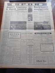 Halkçı Gazete - 28 Aralık 1954 - Mendes France Güven Oyu Aldı - Almanya'nın NATO'ya Alınması Fransız Milli Meclisinde Gece Tasdik Edildi - Atatürk'ün Ankara'ya Gelişi Dün Büyük Bir Törenle Yapıldı - Almanya'nın Silahlanması İçin Oylama Yapılacak - Türk Polisi Büyük Bir Şebekenin Peşinde - Başbakan Adnan Menderes Soğuk Hava Tesislerini Açtı - Tahsin Ve Necmi İsimli İki Arkadaş Atletle Opera Seyretmiş - Ölüm Tuzağı Mısır Ehramları Arasında Yazan Cyril Beaton Yazı Dizisi- Meşhur Bir Fransız Arkeologu Profesör Parrot Şehrimizde - Japonya'ya Komünist Çin'in Barış Teklifi - Hüseyin Cahit Yalçın'ın 50 Yıllık Siyasi Hatıraları Meşrutiyet Devri Ve Sonrası Yazı Dizisi - Eğer Papa Ölürse Vatikan'da Neler Olacak - Mary Pickford Hayatını Anlatıyor Yazı Dizisi - Ana Kraliçe İçin Özel Ve Şahane Bir Defile-  Davis Kupası - Atatürk Koşusunu Ekrem Koçak Kazandı