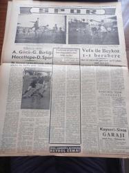 Halkçı Gazete - 16 Aralık 1954 -  Merihliler Arz Küresinde Yazan R.F. Casl Yazı Dizisi -Kıbrıs Meselesi Reddedildi - Birleşmiş Milletler Siyasi Komisyonunda Yeni Zelanda'nın Teklifi Kabul Edildi - Kira Kanunu İle İlgili Çalışmalar - Kars Milletvekili Mehmet Hazer'in Sözlü Soruları - NATO Teşkilatı Toplanıyor - İspanya Üniversiteleri - Ölüm Tuzağı Mısır Ehramları Arasında Yazan Cyril Beaton Yazı Dizisi- Üniversite Korosu Konya'ya Gidiyor - Kuzu Fiyatına Hindi Satılıyor - Zale Parry Çıplak Vücutla Dünya Dalma Rekoru Kırdı - NATO'nun 132 Hava Meydanı - Hüseyin Cahit Yalçın'ın 50 Yıllık Siyasi Hatıraları Meşrutiyet Devri Ve Sonrası Yazı Dizisi - Piyanoyu Ayakla Çalan Rozina Adler - Mary Pickford Hayatını Anlatıyor Yazı Dizisi - Dost Mu Düşman Mı Yazan Oreste Pinto Yazı Dizisi - Vefa Beykoz Berabere Kaldı - Basketbol Teşvik Turnuvası - Haftanın Lig Maçları - Ankaragücü Gençlerbirliği Maçı