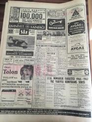 HÜRRİYET GAZETESİ 27 MART 1967  YIL :19 SAYI :6790-Zeki Müren Plaksan plaklarında fotoğraflı reklamı-Sinemadan dönen 17 yaşındaki kızı tehdit edip Taşocağına götürüp tecavüz etti haberi-- Bandırma da yangın  :Zarar 25 Milyon Lira --Kıbrıs ta Türkler  saldırıya  uğrarsa  jetlerimiz  derhal  harekete  geçecek ---Hava tekrar  soğudu  ve kar  yağışı  başladı --Rus casusu  Rinaldi  ölüm  korkusu içinde --Galatasaray  :0 İzmir Spor :0 --Sarı Lacivertlilerin  golü  sayılmadı  : Fenerbahçe :1 Eskişehir :1 --Karşıyaka 'ya  Sanlı 'nın attığı  golle   :Beşiktaş  1-0 galip --İstanbul  Spor :4 Altınordu :1--Balkan  Kros Şampiyonası   :M.Dalkılıç  4. oldu --Demir spor :0 Ankaragücü :0---İngiltere 'nin  ünlü  polisi  :Scotland  yard,   yirmi katlı  binaya taşındı --Gümrükçüleri gören  tayfalar  kaçak  silahları  denize attılar ---