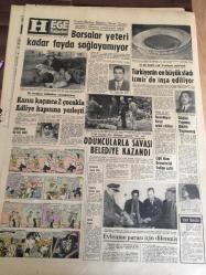 HÜRRİYET GAZETESİ  7 ARALIK 1968 YIL :21 SAYI :7406---Bilgiç ,Demirel le  telefonda  kavga etti --Dokuz Bakan Değişecek --Alman Polisi katil  iki Türk 'ü  yakalamak için  seferber oldu --Magirus 'ta  bir ustabaşı  grev  gözcüsünü  ağır  şekilde  yaraladı ---Fenerbahçe  süt  liman  oldu --İdealistlere  göre  , Fenerbahçe idare heyeti  şaşkına döndü--- Eskişehir  Adana ile  Bursa  İst .Spor  la  özel  maç yapacak --Şenol ve Ergün  üçüncü  defa  aynı  forma  altında  bir araya geldiler --Beşiktaşlılar öfkelendi  :Fenerbahçe 'ye  cevabı  sahada  vereceğiz --Altaylı  altı  futbolcuyu  pavyonda  yakalandı ---Voleybol da Türkiye ligi  kuruluyor --Ticaret  Borsası Başkanı  Hasan Güven  gereken  önemin  verilmesi  istedi :Borsalar  yeteri kadar fayda  sağlayamıyor --Türkiye nin en büyük stadı  İzmir de inşa ediliyor --
