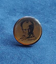 Atatürk Portreli-İmzalı, Yaka Rozeti. (Damla Mineli), A-02