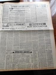 Halkçı Gazete - 16 Kasım 1954 - İsmet İnönü'nün Adnan Menderes'e Dersi - CHP Mebusu Sırrı Atalay'ı Demokrat Partililer Dövdü - Devlet Bakanı Mükerrem Sarol'a Dair Yeni Bir İddia - İngiltere'de Hidrojen Bombası - Milli Piyango Çekildi - Çetin Altan Köşe Yazısı - Güzel Regina Dedektif Cardoc'un Maceraları Yazan Georges Dejean Yazı Dizisi - Türkiye Eski Muharipler Birliği Kongresi - Hüseyin Cahit Yalçın'ın 50 Yıllık Siyasi Hatıraları Meşrutiyet Devri Ve Sonrası Yazı Dizisi - Ölü Kafası Pelerin Altında İşlenen Cinayet Yazan Ketlin Veyd Yazı Dizisi - Polis Hafiyesi Bil Morton Resimli Roman - Binbir Sırrı Olan Adam Eski Polis Müfettişi Thorp'un Hatıraları - Dost Mu Düşman Mı Yazan Oreste Pinto Yazı Dizisi - Ankara Kolejinin Atletleri Hazırlanıyor - İstanbul Greko Romen Takımı Seçildi - Dursun Ali Erbaş