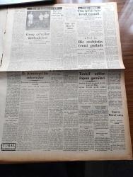 Halkçı Gazete - 20 Temmuz 1954 - Saklı Mallara El Konulabilecek - Bazı İçkilerden Tekel Kalkıyor - Dil Kurultayı Bugün Toplanıyor - Kars'ta Kümbet Camii Yıktırılıyor - Türk Filmi Artisti Muzaffer Tema - Liman İşçileri Grevi - Hekimliğin Devletleşmesi İsteniyor - - Mösyö Lökok Yazan Emile Gaborian Yazı Dizisi - Muammer Karaca Aleyhine Dava - Namık Zeki Aral - Halkçı'nın Resimli Romanı Aşk Yakutu - Genç Çiftçiler Mübadelesi - Doğu Almanya'da Sabotajlar - Peyk Din Adamları Amerika'da - Kızıl Çin'in Birleşmiş Milletler'e Alınması - Rubens'in Bir Resmi Çalındı - Yün İpliği İçin Kredi İstendi - Hayatımın Hikayesi Marilyn Monroe Yazı Dizisi - Hüseyin Cahit Yalçın'ın 50 Yıllık Siyasi Hatıraları Meşrutiyet Devri Ve Sonrası Yazı Dizisi - Brezilya'nın Bakir Ormanlarında Tigrero Yazı Dizisi - Spor Kralı Müsabakamız - Türkiye Yüzme Rekorlarını Veriyoruz - Fenerbahçe Kulübünün Toplantısı