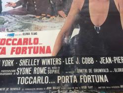 Küçük Dev Adam, İtalyanca ORİJİNAL SİNEMA, Film AFİŞİ, (TOCCARLO... PORTA FORTUNA - That Lucky Touch) 1975, FİLM AFİŞİ / POSTERİ - BÜYÜK BOY - ORİJİNAL - 67 X 45 cm EBADINDA - Original Turkish Big Size Movie Poster - Christopher Miles,  Moss Hart, John Briley, Monja Danischewsky, Roger Moore, Susannah York, Shelley Winters, Lee J. Cobb, Jean-Pierre Cassel, Raf Vallone, Sydne Rome, Donald Sinden, Michael Shannon	Michael Shannon, Aubrey Woods, Alfred Hoffman, Vincent Hall, Fabian Cevallos, Timothy Carlton, Takis Emmanuel, Michael Green, Julie Dawn Cole, Merelina Kendall, Marianne Stone, Franco De Rosa, GLORIA FILMS