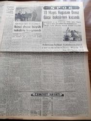 Halkçı Gazete - 24 Mayıs 1954- İsmet İnönü Dün Ankara'ya Avdet Etti - Türk İş Konfederasyonu Bir Beyanname Yayınladı - İşçiler Grev Hakkının Tanınmasını İstiyor - Devlet Tiyatrolarında Opera Bale Sanatkarları Tarafından Bir Temsil Verildi - Altın Fiyatları Gene Yükseliyor - Dünya Güreş Şampiyonasında Güreşçilerimiz Dün De 7 Galibiyet Sağladılar - Postaya Telefona Televizyona Dair - Evliya Çelebi Gibi Yazan Muhtar Enata - Filarmonik Orkestra Eskişehir'e Gidecek - Milli Güreşçimiz Hasan Gemici Hastalandı - Kıbrıs'ta Türk Marşı Yasak - Sovyetler Birliği Dışişleri Bakanı Molotof - Dünyanın En İlgi Çeken Zengini Ağa Han Hayatını Anlatıyor - Dil Feneri Binası Çökme Tehlikesi Gösteriyor - Kaatil Aranıyor Yazan Süheyla Boz - Verdi'nin Arya Operası - Atletizm Bahar Yarışmaları - At Yarışlarında Sürpriz Sava Müjde 117 Lira 60 Kuruş Verdi - 19 Mayıs Kupasını Deniz Gücü Boksörleri Kazandı - Macaristan 7  İngiltere 1 - Vita YAĞ - Gran Düşe Naylon Çorap - Nur Sineması - Cebeci Sineması