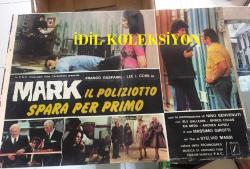 MARK - İÇİMİDEKİ TEHLİKE, İtalyanca ORİJİNAL SİNEMA, Film AFİŞİ, (MARK IL POLIZIOTTO SPARA PER PRIMO) 1975, FİLM AFİŞİ / POSTERİ - BÜYÜK BOY - ORİJİNAL - 67 X 48 cm EBADINDA - Original Turkish Big Size Movie Poster - Teodoro Corrà, Stelvio Massi, Dardano Sacchetti, Franco Gasparri, Lee J. Cobb, Nino Benvenuti, Ely Galleani, Spyros Fokas, Andrea Aureli, Ida Meda, Massimo Girotti, Roberto Caporali, Guido Celano, Francesco D'Adda, Tom Felleghy