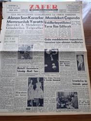 Zafer Gazetesi - 24 Kasım 1957 - Gıda Maddelerinin Ucuzlatılması İle Pamuk Hakkında Alınan Son Kararlar Memleket Çapında Memnunluk Yarattı - Başvekil Adnan Menderes'e Gönderilen Telgraflar - Bir İtalyan Alimine Göre Aya Gitme Yarışını Birleşik Amerika Kazanacak - İstanbul'un Sağmalcılar Köyünde Petrol Bulundu - Amerikan Başkanı Eisenhower Fas Kralı İle Görüşecek - Bir Avrupalının Hatıraları Yazan Stefan Zweig Yazı Dizisi - Komili Banyo Sabunu - Tamek Domates Salçası - Tiyatro Tarihinin En Büyük Faciası Chicago Yangını - Pe Re Ja Limon Çiçek Kolonyası - Renkli Sinemada Zara Han Filmi - Asuman Çintay Her Akşam Gençlik Parkında - Gima Mağazaları - Fenerbahçe Hacettepeye Mağlup Oldu - Fenerbahçe Umumî Kaptanı Fikret Kırcan İyi Değildik Dedi - Galatasaray İzmir'de Altay'ı Yendi - Beşiktaş Ve Kasımpaşa Zor Rakiplerini Yendiler