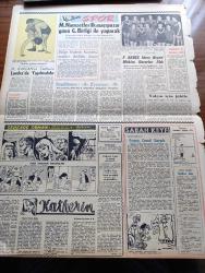 Zafer Gazetesi - 28 Kasım 1957 - Piyasada Lüzumlu Bütün Gıda Maddeleri Gittikçe Bollaşıyor - Amerikan Başkanı Eisenhower'in Sıhhati Salaha Doğru Gidiyor - Sovyetler Birliği Başvekili Bulganin'in Basvekilimiz Adnan Menderes'e Mesajı - Ahmet Özel Rektör Oldu - Türkiye Hakkında Suriye'nin Yalanları - Genel Sekreter Spaak Tarafından NATO Daimi Konseyi İçtimaa Çağrılıyor - Bir Avrupalının Hatıraları Yazan Stefan Zweig Yazı Dizisi - Sıhhat Vekili Doktor Lütfi Kırdar - Fazıl Ahmet Aykaç - Ragıp Akyavaş - Anadolu Kaleleri Sivas Kalesi - Adviye Fenik - Komili Banyo Sabunu - Bugün Yapılacak At Yarışlarının Tahminleri - Altınyıldız Kumaş Fabrikası - Opon Ağrı Kesici - Milli Namzetler İlk Maçı Pazar Günü Gençlerbirliği İle Yapacak - Şampiyonu Hamit Kaplan'ın Tedavisi Londra'da Yapılmalıdır - Basketbolu Bırakan Yalçın Granit İçin Jübile
