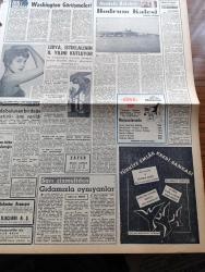 Zafer Gazetesi - 22 Kasım 1957 - Muhalefetin Harekatı Hakkında Meclis Tahkikatı Açılacak - Birleşik Amerika İle Fransa Anlaştı - Dünyanın 500 Ticari Bankası Arasında İş Bankası 128. Geliyor - Devlet Demiryolları Umum Müdürü Safa Yalçuk - İstanbul Valiliğine Tayin Edilen Mümtaz Tarhan - Birleşik Amerika'da Suni Peyki Fırlatmak İçin Son Hazırlıklar - Genç İtalyan Artist Alta Riba - Bir Avrupalının Hatıraları Yazan Stefan Zweig Yazı Dizisi - Radyo Ve Haberler - Hikmet Münir Ebcioğlu - Libya İstiklâlinin 8. Yılını Kutluyor - Ayda Bulunan Bir Dağa Atatürk İsmi Verildi - 15 Defa Ses Duvarını Aşan Kaplumbağa - Sevimli Şarkıcı Necla İz Ankara Palas Pavyonda - Nur Sineması - Gima Mağazaları - Komili Banyo Sabunu - Lefter Küçükandonyadis Can Bartu ve Şükrü Ersoy Fenerbahçe İle Ankara'ya Gelmiyorlar - Manş Denizini Geçmek Üzere Antrenman Yapan Mümtaz Bolmen - Galatasaray İzmir'e İki Kafile İle Gidiyor - Şehzade Orhan Tarihi Aşk ve Macera Romanı
