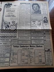 Zafer Gazetesi - 22 Kasım 1957 - Muhalefetin Harekatı Hakkında Meclis Tahkikatı Açılacak - Birleşik Amerika İle Fransa Anlaştı - Dünyanın 500 Ticari Bankası Arasında İş Bankası 128. Geliyor - Devlet Demiryolları Umum Müdürü Safa Yalçuk - İstanbul Valiliğine Tayin Edilen Mümtaz Tarhan - Birleşik Amerika'da Suni Peyki Fırlatmak İçin Son Hazırlıklar - Genç İtalyan Artist Alta Riba - Bir Avrupalının Hatıraları Yazan Stefan Zweig Yazı Dizisi - Radyo Ve Haberler - Hikmet Münir Ebcioğlu - Libya İstiklâlinin 8. Yılını Kutluyor - Ayda Bulunan Bir Dağa Atatürk İsmi Verildi - 15 Defa Ses Duvarını Aşan Kaplumbağa - Sevimli Şarkıcı Necla İz Ankara Palas Pavyonda - Nur Sineması - Gima Mağazaları - Komili Banyo Sabunu - Lefter Küçükandonyadis Can Bartu ve Şükrü Ersoy Fenerbahçe İle Ankara'ya Gelmiyorlar - Manş Denizini Geçmek Üzere Antrenman Yapan Mümtaz Bolmen - Galatasaray İzmir'e İki Kafile İle Gidiyor - Şehzade Orhan Tarihi Aşk ve Macera Romanı