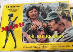 Cephede eğlence, İtalyanca ORİJİNAL SİNEMA, Film AFİŞİ, (M.A.S.H) 1970, FİLM AFİŞİ / POSTERİ - BÜYÜK BOY - ORİJİNAL - 67 X 47 cm EBADINDA - Original Turkish Big Size Movie Poster - Robert Altman, Richard Hooker, Ring Lardner Jr., Donald Sutherland, Elliott Gould, Tom Skerritt, Sally Kellerman, Robert Duvall, Roger Bowen, Rene Auberjonois, David Arkin, Jo Ann Pflug, Gary Burghoff, Fred Williamson, Michael Murphy