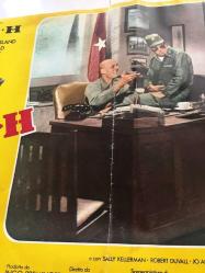 Cephede eğlence, İtalyanca ORİJİNAL SİNEMA, Film AFİŞİ, (M.A.S.H) 1970, FİLM AFİŞİ / POSTERİ - BÜYÜK BOY - ORİJİNAL - 67 X 47 cm EBADINDA - Original Turkish Big Size Movie Poster - Robert Altman, Richard Hooker, Ring Lardner Jr., Donald Sutherland, Elliott Gould, Tom Skerritt, Sally Kellerman, Robert Duvall, Roger Bowen, Rene Auberjonois, David Arkin, Jo Ann Pflug, Gary Burghoff, Fred Williamson, Michael Murphy