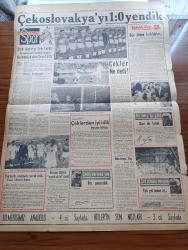 Yeni İstanbul Gazetesi - 19 Aralık 1958 -  Bütçe Komisyonunda Maliye Vekili Hasan Polatkan Suallere Cevap Verdi - Fatin Rüştü Zorlu Dün Averof İle Görüştü - Memurlar İçin Seyyal Bir İkramiye Sistemi - Dünyanın En Meşhur Sopranosu Maria Callas - Tophane Karaköy Arasındaki Yeni Caddede Hula Hoop - Kemal Özçoban Demokrat Parti'den İhraç Edilmiyor - Hitler'in Son Notları Yazı Dizisi - Dört Duvar Yazan Mehmet Davaz - Fikret Adil - François Ponget'in Yorumu Hitler ve Franco - Ticani Şeyhi Kemal Pilavoğlu Tahliye Edildi - Bir Haftalık İhracatın Büyük Kısmı Tütün - Bilmediğimiz Anadolu Yazı Ali Karakurt Resim Ara Güler - Letaif Cüzdanı Kumpanya - Sürgün Yazan Halikarnas Balıkçısı Yazı Dizisi - Bugünkü Falınız - Polis Romanı Madam Pansiyonu Yazan İsmet Yenisey - Milli Takım Çekoslovakya'yı Yendi - Can Bartu - Metin Oktay - Kadri Aytaç - Misbah Ongan