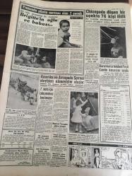 YENİ SABAH GAZETESİ  2 EYLÜL 1961 YIL :24 SAYI :8071---Aydın Yalçın  nezarete  alındı --Gangster , rolünü  dün  bir  defa daha oynadı --Devlete karşı işlenen  bütün suçlar  çürümemiş  hududa  girecek ---Bir yolcu  vagonu  Kartal  köprüsünde devrildi --Öğretim sistemi değiştiriliyor --Suud ailesi  İstanbul da  30 milyon  lira harcayacak ---Pirinç  Fiatları  İki Gün İçinde  150 Kuruş Düştü ---Chicagoda düşen  bir uçakta 76 kişi  öldü --Amerika ve Avrupa da Sovyet Aleyhtarı  Nümayişler Oluyor --Deplasman  Haftası  Üç Şehir de 6 Maçla Açılıyor --Türk ve Yunan Kız Atletleri  Bursa da ---Öğretmen Yd.Subaylar Takımlarında  Oynayacak --İhtilaf Komitesi  Berabere Kaldı ---Subayların terfileri için  3 kanun teklifi ---