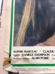 İLİŞKİLER, İtalyanca ORİJİNAL SİNEMA, Film AFİŞİ, (IL TEMPO DELLE MELE 2 - La boum 2) 1982, FİLM AFİŞİ / POSTERİ - BÜYÜK BOY - ORİJİNAL - 66 X 45 cm EBADINDA - Original Turkish Big Size Movie Poster - Claude Pinoteau,  Danièle Thompson, Claude Pinoteau, Claude Brasseur, Brigitte Fossey, Sophie Marceau, Lambert Wilson, Pierre Cosso, Alexandre Sterling, Sheila O'Connor, Alexandra Gonin, Jean-Philippe Léonard, Jean Leuvrais, Claudia Morin, Daniel Russo, Zabou Breitman, Denise Grey, Philippe Aussant, Dominique Bauguil, Christopher Beaunay, Alain Beigel, Michel Bonnet, Marie Bunel, Gérard Cuvier, François Demarle, Jacques Ferri, Laetitia Gabrielli, Laurence Gigon, Olivier Gins, Catherine Griffoni, Robert Dalban, Annette Poivre, Philippe Kelly, Gaëlle Legrand, Lucienne Legrand, Patricia Millardet, Mathieu Rivolier, Nathalie Riqué, Janine Souchon, Anouk Vidal