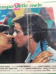 İLİŞKİLER, İtalyanca ORİJİNAL SİNEMA, Film AFİŞİ, (IL TEMPO DELLE MELE 2 - La boum 2) 1982, FİLM AFİŞİ / POSTERİ - BÜYÜK BOY - ORİJİNAL - 66 X 45 cm EBADINDA - Original Turkish Big Size Movie Poster - Claude Pinoteau,  Danièle Thompson, Claude Pinoteau, Claude Brasseur, Brigitte Fossey, Sophie Marceau, Lambert Wilson, Pierre Cosso, Alexandre Sterling, Sheila O'Connor, Alexandra Gonin, Jean-Philippe Léonard, Jean Leuvrais, Claudia Morin, Daniel Russo, Zabou Breitman, Denise Grey, Philippe Aussant, Dominique Bauguil, Christopher Beaunay, Alain Beigel, Michel Bonnet, Marie Bunel, Gérard Cuvier, François Demarle, Jacques Ferri, Laetitia Gabrielli, Laurence Gigon, Olivier Gins, Catherine Griffoni, Robert Dalban, Annette Poivre, Philippe Kelly, Gaëlle Legrand, Lucienne Legrand, Patricia Millardet, Mathieu Rivolier, Nathalie Riqué, Janine Souchon, Anouk Vidal