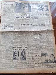 Yeni İstanbul Gazetesi - 13 Kasım 1952 - Seferihisar Çıkarmasında Başarı Elde Edildi - Eisenhower Truman Mülakatı 18 Kasım'da - Tanrı Uludur - Birleşmiş Milletler'e Genel Sekreter Aranıyor - Adana Erkek Lisesi Edebiyat Öğretmeni Şevket Kutkan'ın Atatürk'e Şiiri - Hüseyin Rahmi Gürpınar Ve Romanları - Kore'de Kanlı Çarpışmalar - Avrupa Ödeme Birliğinden Türkiye'ye 20 Milyon Dolarlık Kredi - Büyük Kardeşim Atatürk Anlatan Makbule Atadan Yazı Dizisi - Denizlerin Efesi Gazi Umur Paşa Yazan Tevfik İnci Yazı Dizisi - Stalin'in Yerini Kim Alabilir - Rita Hayworth'a Ödenecek Nafaka - İsrail Tazminatına Birleşmiş Milletler'de De İtiraz Ediliyor - Kerim Ömer Çağlar - Dişi Hamlet Elektra - Uçan Daireler Ve Halk Psikolojisi - Demag Cereskalleri - Trelleborg Lastikleri - Zündapp Motosikletleri - Çapamarka