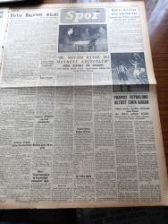 Yeni İstanbul Gazetesi - 11 Mayıs 1955 -  Fransız Futbolunu Altüet Eden Karar - Jawa Motosikletleri -Papagos'un Kıbrıs'a Dair Yeni Hezeyanları - Demokrat Parti Grubunun Dün Belediye Seçiminin Tehirine Karar Verdi - Irak Kralı Faysal 15 Haziran'da Geliyor - Mustafa Nermi - Orgeneral Nureddin Baransel'in Yüksek Askeri Şura'ya Nakledileceği Şayiaları Kuvvetlendi - Başvekil Adnan Menderes Ankara'ya Gitti - Ankara'da Bir Kadın İki Başlı Çocuk Doğurdu - Çiçek Bayramında Enformasyon Bürosu - Batılıların Sovyetlere Verdiği Notanın Metni - Ankara Yeni Kolej Talebelerinin Spor Gösterisi - Joan Crawford Evlendi - Pakistan Afganistan Anlaşmazlığı - Ankara Radyosu - Hüseyin Avni Şanda - Saadet Bekçisi Yazan Zeliha Harun - Kıbrıs Kara Bulutlar Altında Yazan Fikret Adil - İstanbul Kütüphaneleri Sahaflar Çarşısı - Ramses'e Ait Heykel Köprüden Geçiriliyor - Fenerbahçe Basketbol Takımı Kaptanı Muhtar Sencer - Victor Hugo'nun Misali