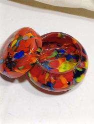 P50---RENKLENDİRİLMİŞ CAM KUTU--AĞIZ KISMINDA ZARARSIZ ATMASI VAR