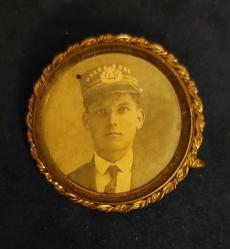 Amerika (veya Avrupa) Deniz Eri-Fotoğraflı Broş'u 1890'lar. Koleksiyon ABD'den. (134 Yıllık) Nadir ve Orijinal Fotoğrafĺı Bir Broş'tur. Altın Ton Kaplamalı Pirinç. (38 mm)