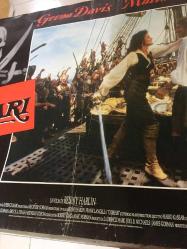 KORSAN, İtalyanca ORİJİNAL SİNEMA, Film AFİŞİ, (CORSARI - Cutthroat Island) 1995, FİLM AFİŞİ / POSTERİ - BÜYÜK BOY - ORİJİNAL - 63 X 44 cm EBADINDA - Original Turkish Big Size Movie Poster - Renny Harlin, Michael Frost Beckner, James Gorman, Bruce A. Evans, Geena Davis, Matthew Modine, Frank Langella, Maury Chaykin, Patrick Malahide, Stan Shaw, Rex Linn, Paul Dillon, Christopher Masterson, Jimmie F. Skaggs, Harris Yulin, Carl Chase, Peter Geeves, Angus Wright, Ken Bones, Mary Pegler, Mary Peach, Lucinda Clare, Thomas Lockyer