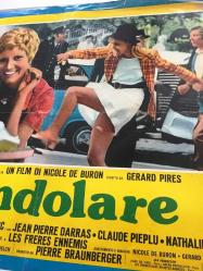 Şehirde koşan kız, İtalyanca ORİJİNAL SİNEMA, Film AFİŞİ, (LA PENDOLARE - Elle court, elle court la banlieue) 1973, FİLM AFİŞİ / POSTERİ - BÜYÜK BOY - ORİJİNAL - 68 X 48 cm EBADINDA - Original Turkish Big Size Movie Poster - Gérard Pirès,  Nicole de Buron, Brigitte Gros, Gérard Pirès, Marthe Keller, Jacques Higelin, Annie Cordy, Robert Castel, Nathalie Courval, Jean-Pierre Darras, Ginette Leclerc, Claude Piéplu, Alice Sapritch, André Gaillard, Teddy Vrignault, Victor Lanoux, Daniel Prévost, Jacques Legras, Annick Beauchamps, Simone Paris, Georgette Plana, Roland Dubillard