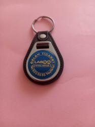 Anahtarlık Üzerinde Lassa Araç Lastikleri ve Özlen Ticaret reklamı vardır.9cm*4.5cm Hıç kullanılmamıştır.