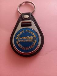Anahtarlık Üzerinde Lassa Araç Lastikleri ve Özlen Ticaret reklamı vardır.9cm*4.5cm Hıç kullanılmamıştır.
