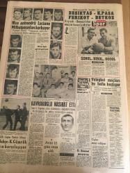 YENİ SABAH GAZETESİ  11 KASIM 1959 YIL :22 SAYI :7432--Kıbrıs da Anayasa İhtilafı  Halledildi --Eisenhower  'ın  oğlu  ile sözcüsü Ankara 'ya geliyor --Aziz Atatürk 'ü  Milletçe Andık --Adapazarı  da  Odalar Seçimini  CHP Kazandı --Cüneyt  Gökçer  Tiyatro  Sevgisi Artıyor  Dedi ---Bandırma da protesto  toplantıları  yapılıyor --Elektrikten  sonra dün  hava gazı da kesildi --Belediye fakir halk için  blok  apartman yaptıracak --Nice Antrenörü  Luciano  Mithat paşa dan  korkuyor --Beşiktaş -K.Paşa ,Feriköy -Beykoz --Kavrakoğlu Nasihat Etti --Milli Ligin  Tehir Maçı  :Fenerbahçe  -K. Gümrük Yarın Karşılaşıyoruz--