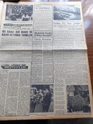Yeni İstanbul Gazetesi - 10 Mayıs 1955 - Başvekil Adnan Menderes Dün Yugoslavdan Döndü - Batı Almanya Dün Resmen NATO'ya İltihak Etti - Kıbrıs İçin Yeni Yunan Müracaatı -  Seçimler Meselesi Demokrat Grubunda Bugün Yine Müzakere Edilecek - Şam Suikastı Fransızların Marifeti İmiş - Profesör Doktor Yavuz Abadan - Atatürk İçin 19 Mayıs'ta Saygı Duruşu - Hala At Eti Yiyoruz - Tarhan Toker - Bergamada Folklor Bayramı Yapılacak - Saadet Bekçisi Yazan Zeliha Harun Yazı Dizisi - Ankara Radyosu Programı - Kıbrıs Kara Bulutlar Altında Yazan Fikret Adil Yazı Dizisi - Cannes Film Festivali - İtalya'daki Tiyatro Buhranını Giderme Teşebbüsleri - Japonya'nın En İyi Film Yıldızı Hideko Takamine - Büyük Şair Schiller - Fenerbahçe Adalet Maçı Şampiyon Takımı Tayin Edecek - Gündüz Kılıç Galatasaray'dan Ayrılıyor Mu - Tarihi Kırkpınar Güreşleri Başlıyor - Çapamarka - Gripin