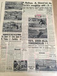YENİ SABAH GAZETESİ 2 KASIM 1959 YIL :22 SAYI :7423---Meclis Bayar 'ın  nutku  ile açıldı  --Meclis de Reis Seçimi Büyük Sessizlik  İçinde Cereyan Etti ---Halide Pişkin  Dün Sabah  Vefat Etti --24 saatte  6 trafik  kazası 3 ölü ,4 yaralı  var --Sarıyer  CHP Kongresi Dün Yapıldı --Sinema :Atlas: Yalnızlar Rıhtımı , Ölüm Virajı ,Emek :Sırtımdaki  Maymun ,İnci :Bağrı Yanık  --Sel   yüzünden boşaltılan  nahiyenin   halkı sefil oldu --Fenerbahçe ,Ankara Gücü de farklı mağlup  etti  :5-1-- G.Birliği H.Tepe 'yi  2-1 yendi --İst.Spor :0 İzmir Spor :0 K. Yaka :2 Feriköy :0--Vefa  ,Şeker  -Hilal  Yenişemediler  :1-1--Batılılar  19 Aralıkta  Paris de toplanacaklar --