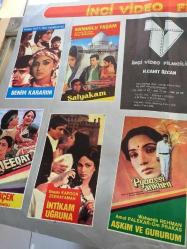 İNCİ VİDEO FİLMCİLİK,  ORİJİNAL FİLM TANITIM AFİŞİ / POSTERİ - BÜYÜK BOY - ORİJİNAL - 68 X 50 cm EBADINDA - Original Turkish Big Size Movie Poster - H. CAHİT ÖZCAN - BENİM KARARIM, SONJAY DUTT, RATI AGNİHOTRİ / NAMUSLU YAŞAM, ASHOK KUMAR, DHAR MANIRA, SATYAKAM / HAQEEQAT, ACI GERÇEK, JEETENIRA, BİNDU / İNTİKAM UĞRUNA, SHASKI KAPOOR, ZEEMATAMAN / AŞKIM VE GURURUM, PYAASSİ ANKHEN, WAHEEDA REHMAN, AMOL PALEKAR-OM PRAKAS / MÜCADELE, AMİTABH BACHCHAN / ÇİLEKEŞ, DURGAA, HEMA MALINI, ASHOK KUMAR-RAJ BABBAR - İDAMLIK, HEMA MALINI, SHATRUGHAN SIMHA, / TANRILARIN GAZABI, RAM TERE, KITNE NAM, SANJEY KUMAR, REKHA - HİNT SİNEMA FİLMLERİ TANITIMI