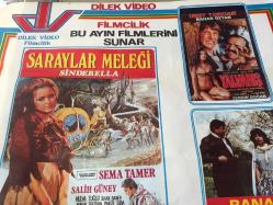 DİLEK VİDEO FİLMCİLİK, ORİJİNAL FİLM TANITIM AFİŞİ / POSTERİ - BÜYÜK BOY - ORİJİNAL - 68 X 50 cm EBADINDA - Original Turkish Big Size Movie Poster - SARAYLAR MELEĞİ, SİNDERELLA, SEMA TAMER, SALİH GÜNEY, HÜLYA TUĞLU / DELİCESİNE, ORÇUN SONAT, NÜKHET EGELİ / ZORBANIN AŞKI, KARTAL TİBET, FATMA KARANFİL / BANA BABAMI ANLAT, BEDRİ AYSELİ, NÜKHET EGELİ, HÜSEYİN PEYDA / YALVARIŞ, ÜMİT TOKCAN, BAHAR ÖZTAN, KAZIM KARTAL, İHSAN YÜCE, ZERRİN DOĞAN