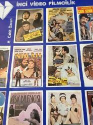 İNCİ VİDEO FİLMCİLİK, H. CAHİT ÖZCAN, ORİJİNAL FİLM TANITIM AFİŞİ / POSTERİ - BÜYÜK BOY - ORİJİNAL - 68 X 50 cm EBADINDA - Original Turkish Big Size Movie Poster - YAŞAR NE YAŞAR NE YAŞAMAZ, ŞENER ŞEN, HALİT AKÇATEPE / ÇARE SENDE ALLAHIM, MÜSLÜM GÜRSES, NEŞE AKSOY, BEHÇET NACAR / SEVİLMEK İSTİYORUM, EKREM BORA, HALE SOYGAZİ / NİHAK, HAKAN BALAMİR, YUSUF SEZGİN, MERAL ORHONSOY / ŞAŞIRTMA BENİ, FERİ CANSEL, SALİH KIRMIZI, ÜNSAL EMRE, REMZİ A. JÖNTÜRK / GÜNAHKAR, OYA AYDOĞAN, DENİZ AKBULUT, SALİH GÜNEY / TİLKİ PAYI, TAMER YİĞİT, NECLA FİDE / SIRA SENDE YOSMAM, TANER YİĞİT, AYNUR AKARSU / AŞK DİLENCİSİ, ÜNSAL EMRE, ADNAN PEKAK, ESER IŞIK, BİLUN NAZLIHAN / ASTRONOT FEHMİ, AYDEMİR AKBAŞ, NECLA FİDE, KARACA KAAN / BEŞİKTEN MEZARA KADAR OKU, YILMAZ ŞERİF, BİRSEN SEN, MEHMETCİK / KUŞKU, ÜNSAL EMRE, MÜGE GÜLER, HADİ ÇAMAN, CANAN CANDAN / ÇILGIN DİLBER, ZERRİN DOĞAN, TARIK ŞİMŞEK