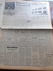 Yeni İstanbul Gazetesi - 4 Aralık 1952 - Mürebbiye Yazan Hüseyin Rahmi Gürpınar Yazı Dizisi - Malatya'da Ahmet Emin Yalman'a Suikast Hadisesi - Necip Fazıl Kısakürek - Mustafa Nermi - Çekoslovakya'nın Hürriyet Kurbanları 11 Siyasi Mücrim Dün Sabah İpe Çekildiler - Cumhurbaşkanı Celal Bayar Dün Büyük Tezahüratla Karşılandı - Kastamonu Milletvekili Ahmet Keskin Öldürüldü - Arap Harfleriyle Tedrisat Yapan Bir İmam Yakalandı - Büyük Kardeşim Atatürk Anlatan Makbule Atadan Yazı Dizisi - Denizlerin Efesi Gazi Umur Paşa Yazan Tevfik İnci Yazı Dizisi - Bahriyelilerin Futboldaki Başarısı - Büyük Vatan Şairi Namık Kemal Anıldı - Kore'ye Gitmek İsteyen Yedek Subaylarımız - Konya'da Gerilla Tatbikatı - Televizyon Tarihinde İlk Defa - İzmir Radyosu Neşriyatı Dün Tamamen Durdu - 1001 Gece Masalları Sihirli Kandil Çeviren Reşad Nuri Darago Yazı Dizisi - Sürücü Salih Baba - Sultanların Yatları Ve Yüzer Sarayları - General Electric Ampul - Çapamarka - Gripin