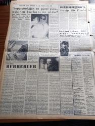 Yeni İstanbul Gazetesi - 26 Ekim 1958 - Ticaret Vekili Hayreddin Erkmen Dün İzmir'de Mühim Açıklamalarda Bulundu - Akhisar'ın Selendi Köyünde Jandarma Karakoluna Tecavüz Ettiler - 51 Kardinal Yeni Papa'yı Seçmek İçin Dün Toplandı - Nobel'i Kazanan Rus Romancısı Boris Pasternak İle İlk Mülakat - İsmet İnönü Ani Olarak Ankara'ya Döndü - Diyanet İşleri Başkanı Eyüp Sabri Hayırlıoğlu 10 Gazeteyi Dava Etti - 14. Louis'in Aşkları Yazan Louis Bertrand Yazı Dizisi - Kahta'da Hafif Petrol Bulundu - 80 Yaşındaki Romancı Henry Bordeaux 70. Romanını Neşrediyor - Üçüncü Dünya Harbi Çoktan Başladı - Elmasların Esrarı Resimli Romanı- Monaco Sarayının Üzüntülü Prensesi Madam Caroline - Küçük Hikaye Berberler Yazan Cevad Tevfik Enson - Türkiye Belçika Milli Futbol Karşılaması Bugün 16 da Heysel Stadında Oynanıyor - Galatasaray Beşiktaş Maçı - Hilmi Kiremitçi - Ver Leftere Yazsın Deftere
