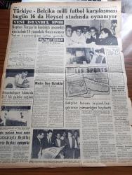 Yeni İstanbul Gazetesi - 26 Ekim 1958 - Ticaret Vekili Hayreddin Erkmen Dün İzmir'de Mühim Açıklamalarda Bulundu - Akhisar'ın Selendi Köyünde Jandarma Karakoluna Tecavüz Ettiler - 51 Kardinal Yeni Papa'yı Seçmek İçin Dün Toplandı - Nobel'i Kazanan Rus Romancısı Boris Pasternak İle İlk Mülakat - İsmet İnönü Ani Olarak Ankara'ya Döndü - Diyanet İşleri Başkanı Eyüp Sabri Hayırlıoğlu 10 Gazeteyi Dava Etti - 14. Louis'in Aşkları Yazan Louis Bertrand Yazı Dizisi - Kahta'da Hafif Petrol Bulundu - 80 Yaşındaki Romancı Henry Bordeaux 70. Romanını Neşrediyor - Üçüncü Dünya Harbi Çoktan Başladı - Elmasların Esrarı Resimli Romanı- Monaco Sarayının Üzüntülü Prensesi Madam Caroline - Küçük Hikaye Berberler Yazan Cevad Tevfik Enson - Türkiye Belçika Milli Futbol Karşılaması Bugün 16 da Heysel Stadında Oynanıyor - Galatasaray Beşiktaş Maçı - Hilmi Kiremitçi - Ver Leftere Yazsın Deftere
