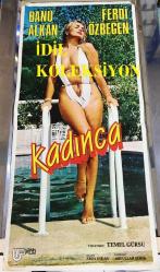 KADINCA, ORİJİNAL SİNEMA, Film AFİŞİ, 1984, FİLM AFİŞİ / POSTERİ - BÜYÜK BOY - ORİJİNAL - 69 X 32 cm EBADINDA - Original Turkish Big Size Movie Poster - Temel Gürsu, Banu Alkan, Arda Uskan, Ahmet Mekin, Türker Tekin, Tuncer Necmioğlu, Oktay Yavuz, Ünsal Emre, Ferdi Özbeğen, Tuncer Sevi