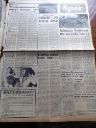 Yeni İstanbul Gazetesi - 13 Aralık 1953 - CHP'nin Malları Tasarısı Yarın Mecliste Görüşülecek - Eisenhower'in Teşebbüsüne Moskova'nın İlk Cevabı - Renkli Atatürk Filmi - Adnan Menderes De Amerika'ya Gidecek - Altın Borcumuz 153 Milyon Liraya Çıktı - Asteğmenler Kore Yolunda - Sedat Simavi Bugün Törenle Toprağa Veriliyor - Hikmet Bayur Ve Arif Hikmet Pamukoğlu Millet Partisini İtham Ettiler - İsmet İnönü - Galatasaray Beyoğluspor'u 7 1 Yendi - Operatör Doktor Cavit Göncer - Gıyas Akdeniz - Süveyş Tahliye Edilirse İsrail'in İstiklali Tehlikeye Girecek - Fenerbahçe Beykoz Amatör Maçı - Baydar Derler - Solist Ergican Saydam- Taklit Kürk Modası - Kısa Moda Haberleri - Lemania Saat - Arı Pirinç Unu - Rally Traş Makinası - Krem Pertev - Minerva Dikiş Makinesi