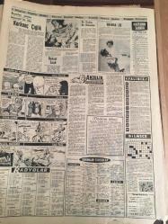 YENİ SABAH GAZETESİ 18 MAYIS 1963 YIL :27 SAYI :8684---Asma köprü çok pahalı çıkmazmış --İnönü dün de Rejim tehlikede değil dedi --Karabük 'te 3 bayan  memur işten ayrıldı --Çıplak dolaşan adamı  63 kişi şikayet etti --Alpiskender  ile Suat Seren AP 'den  ihraç  olunuyor --7 Havacı  emekliye ayrıldı --Hırçın  bir  şark dansözü  :Kezban --De Gaulle  Sistemi  :Siyavuşgil --Yıldırımdan  çöken evde üç kişi  öldü --Bu Modern  Çamaşır Makinesi Ayda 50 lira: Arçelik --Sinemalar: Atlas :Katil Serbest ,İnci :Leyla ve Mecnun Gibi ,Konak :Elmas Kaçakçıları ,Lale : Kaldırım Melekleri  ,Rüya: Korkunç Çığlık ,Site :Vahşi Gençlik ---Galatasaray  Alsancak da İzmir  spor  karşısında --Futbolcu  ve kulüpler  transfer  ücretlerinden vergi ödemeyecekler --Feriköy ,B.Spor la  yenişemedi :1-1-- Con Kemal vefat etti --Pele 'siz  Brezilya takımına  B, Milli  kadro  deniliyor --