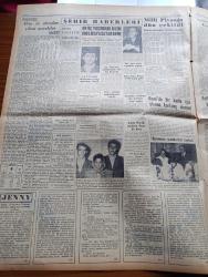 Yeni İstanbul Gazetesi - 8 Aralık 1953 - Bermuda'da Kızıl Çin İle İlgili Müzakereler -  Mao Tse Tung İle Stalin'in Beraber Fotoğrafı - Gandhi'nin En Büyük Eseri Dilimize Çevrildi - Milli Selamet Kanununa Dair Temyiz'in Bir Tefsiri - Atom Çağında Dünyayı Tehdid Eden Tehlikeler - Suad Aray - Jenny Yazan Theodore Dreiser Yazı Dizisi - Haşim Mardin Aleyhine İkinci Dava - Milli Piyango Dün Çekildi - Amerika'da En Fazla Tanınan Memleket Türkiye - Kore'deki Türkler Amerika'nın Sesi Radyosunda Konuşacaklar - Türk Ekspres Bank - Emlak Bankası - Doğubank -  Ankara Radyosu Programı - Balık Bollaştı Fakat - Maraş'ta Bir Dokuma Fabrikası Kuruluyor - Demir Perde Arkasında Komünist Aleyhtarı Gizli Teşekküller de Var Mı - Suni Dişler Hakiki Dişin Yerini Tutuyor - Ingrid Bergman Ve Kocası - Atatürk Kır Koşusu - Fenerbahçe İstanbulspor Maçı Tehir Edildi - Halit Kıvanç Köşe Yazısı - Gripin - Arı Nişastası