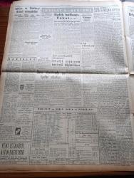 Yeni İstanbul Gazetesi - 8 Aralık 1953 - Bermuda'da Kızıl Çin İle İlgili Müzakereler -  Mao Tse Tung İle Stalin'in Beraber Fotoğrafı - Gandhi'nin En Büyük Eseri Dilimize Çevrildi - Milli Selamet Kanununa Dair Temyiz'in Bir Tefsiri - Atom Çağında Dünyayı Tehdid Eden Tehlikeler - Suad Aray - Jenny Yazan Theodore Dreiser Yazı Dizisi - Haşim Mardin Aleyhine İkinci Dava - Milli Piyango Dün Çekildi - Amerika'da En Fazla Tanınan Memleket Türkiye - Kore'deki Türkler Amerika'nın Sesi Radyosunda Konuşacaklar - Türk Ekspres Bank - Emlak Bankası - Doğubank -  Ankara Radyosu Programı - Balık Bollaştı Fakat - Maraş'ta Bir Dokuma Fabrikası Kuruluyor - Demir Perde Arkasında Komünist Aleyhtarı Gizli Teşekküller de Var Mı - Suni Dişler Hakiki Dişin Yerini Tutuyor - Ingrid Bergman Ve Kocası - Atatürk Kır Koşusu - Fenerbahçe İstanbulspor Maçı Tehir Edildi - Halit Kıvanç Köşe Yazısı - Gripin - Arı Nişastası