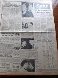 Yeni İstanbul Gazetesi - 8 Aralık 1953 - Bermuda'da Kızıl Çin İle İlgili Müzakereler -  Mao Tse Tung İle Stalin'in Beraber Fotoğrafı - Gandhi'nin En Büyük Eseri Dilimize Çevrildi - Milli Selamet Kanununa Dair Temyiz'in Bir Tefsiri - Atom Çağında Dünyayı Tehdid Eden Tehlikeler - Suad Aray - Jenny Yazan Theodore Dreiser Yazı Dizisi - Haşim Mardin Aleyhine İkinci Dava - Milli Piyango Dün Çekildi - Amerika'da En Fazla Tanınan Memleket Türkiye - Kore'deki Türkler Amerika'nın Sesi Radyosunda Konuşacaklar - Türk Ekspres Bank - Emlak Bankası - Doğubank -  Ankara Radyosu Programı - Balık Bollaştı Fakat - Maraş'ta Bir Dokuma Fabrikası Kuruluyor - Demir Perde Arkasında Komünist Aleyhtarı Gizli Teşekküller de Var Mı - Suni Dişler Hakiki Dişin Yerini Tutuyor - Ingrid Bergman Ve Kocası - Atatürk Kır Koşusu - Fenerbahçe İstanbulspor Maçı Tehir Edildi - Halit Kıvanç Köşe Yazısı - Gripin - Arı Nişastası