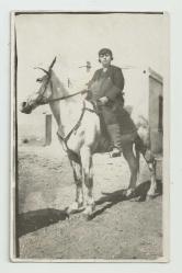 BEYAZ ATLI KADIN ARKASI OSMANLICA YAZILI FOTOĞRAF...