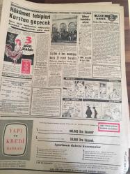 YENİ SABAH GAZETESİ   24 NİSAN 1963 YIL :25 SAYI :8663--MDO 'lara müsamaha hiyanete iştiraktır --Beş deniz subayı  nezaret altına alındı --İnönü dün Meclisi kurma fikri  Atanındı dedi ---Kayseri de As Subayların  Dövdüğü 2 Kişiden  Biri Koma Halinde --Bir Motor Battı  7 Denizci Kayıp --Dört yüz ortaokula  hoca bulunamıyor --Ama Alt Tarafı : Siyavuşgil ---Hükümet  tabipleri  kurstan  geçecek --Castro  6 ton  mamaya  karşı  21 esiri bıraktı --Brigitte  Bardol Roma da Film Çevriliyor --Şarkıcı Maria Vincent  İspanya da Film Çeviriyor --Fenerbahçe 2 Yugoslav Futbolcu  ile Anlaştı ---Galatasaray  -Fenerbahçe bu gece oynuyor --Adana -Tahran  güreş karşılaşması  bugün --