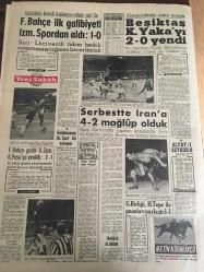 YENİ SABAH GAZETESİ  22 NİSAN 1963 YIL :25 SAYI :8661--Nümayişlerde 40 kişi öldürüldü --Ürdün Karıştı --Türkiye de  700 bin  veremli  hasta var --100 Milyonluk liralık bir vergi  kaçakçılığı --15 briket  yüzünden arkadaşını  öldürdü --Hilton da zenci bir Amerika lı soyuldu --Avrupa dan  geldi :Siyavuşgil --Islahatçı  AP 'liler Genel Merkezi Yine İtham Ettiler --Sinemalar :Atlas : Siyah ipekli Casus ,İnci :İki Kocalı Kadın, Konak : Sahte Sevgili ,Lale :Asi Ruhlar ,Şan :Badem Şekeri ,Ünal :Parisin  Esrarı ----Fenerbahçe 'nin  ilk  galibiyeti  İzm .Spor dan aldı  :1-0--Beşiktaş  K. Yaka 'yı 2-0  Yendi --Serbestte İran 'a  4-2 mağlup olduk ---Fenerbahçe  galibi  D. Spor  ,K.Paşa 'ya yenildi : 2-1--Altay :1 Beykoz :0--G.Birliği ,H. Tepe ile puanları  paylaştı :1-1---