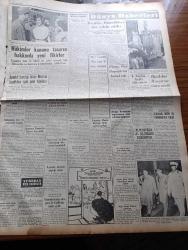 Yeni İstanbul Gazetesi - 12 Ağustos 1952 - Mustafa Nermi - İran Başbakanı Musaddık'a Fevkalade Salahiyetler Tanındı - Ürdün Kralı Tallal Tahtından İndirildi - Arjantin Cumhurbaşkanı'nın Eşi Eva Peron'un Cenaze Töreni - İngiltere Dışişleri Bakanı Eden Churchill'in Yegeniyle Evleniyor - Çanakkale Şehitleri Dün Anıldı - Etibank Garp Linyitleri Soma İşletmesi Dün Açıldı - Esir Şehrin İnsanları Yazan Nureddin Demir (Kemal Tahir) Yazı Dizisi - Hakimler Kanunu Tasarısı Hakkında Yeni Fikirler - Bergama Etnografya Müzesi Dün Açıldı - Birleşik Amerika İsrail'e Silah Satacak - İsraile Satılan Kepekler Gemiye Yükleniyor - Dünya Ticaret Rekoru 1951'de Yeni Bir Rekor Kırdı - Geiger Sayıcısı İle Bir Katil Nasıl Bulundu - Penny Ridgway Paris'in En Şık Kadını Olmaya Namzet - İngiltere'nin En Meşhur Karikatüristi Giles - Kral Faruk Tahttan Nasıl Düştü - Ronson Dünyanın En İyi Çakmağı - James Motosikletleri - Jawa Motosikletleri - Gripin