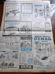 Yeni İstanbul Gazetesi - 12 Ağustos 1952 - Mustafa Nermi - İran Başbakanı Musaddık'a Fevkalade Salahiyetler Tanındı - Ürdün Kralı Tallal Tahtından İndirildi - Arjantin Cumhurbaşkanı'nın Eşi Eva Peron'un Cenaze Töreni - İngiltere Dışişleri Bakanı Eden Churchill'in Yegeniyle Evleniyor - Çanakkale Şehitleri Dün Anıldı - Etibank Garp Linyitleri Soma İşletmesi Dün Açıldı - Esir Şehrin İnsanları Yazan Nureddin Demir (Kemal Tahir) Yazı Dizisi - Hakimler Kanunu Tasarısı Hakkında Yeni Fikirler - Bergama Etnografya Müzesi Dün Açıldı - Birleşik Amerika İsrail'e Silah Satacak - İsraile Satılan Kepekler Gemiye Yükleniyor - Dünya Ticaret Rekoru 1951'de Yeni Bir Rekor Kırdı - Geiger Sayıcısı İle Bir Katil Nasıl Bulundu - Penny Ridgway Paris'in En Şık Kadını Olmaya Namzet - İngiltere'nin En Meşhur Karikatüristi Giles - Kral Faruk Tahttan Nasıl Düştü - Ronson Dünyanın En İyi Çakmağı - James Motosikletleri - Jawa Motosikletleri - Gripin